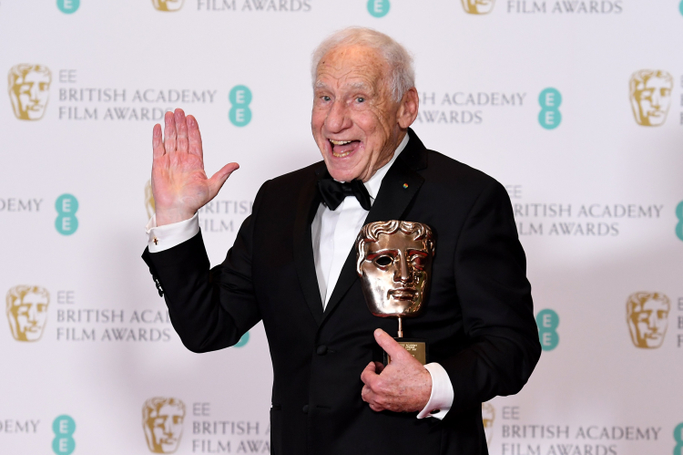 Amerykański aktor i komik Mel Brooks pozuje po otrzymaniu nagrody BAFTA podczas gali rozdania nagród Brytyjskiej Akademii Filmowej EE 2017 w Royal Albert Hall w Londynie, Wielka Brytania, 12 lutego 2017 r. Fot. EPA/ANDY RAIN Źródło: PAP/EPA