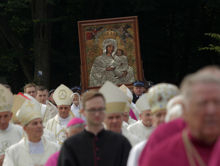 Gietrzwałd, (woj. warmińsko-mazurskie) 10.09.2017 r. Uroczysta procesja z okazji 140. rocznicy objawień maryjnych w Sanktuarium Maryjnym w Gietrzwałdzie. Fot. PAP/Tomasz Waszczuk