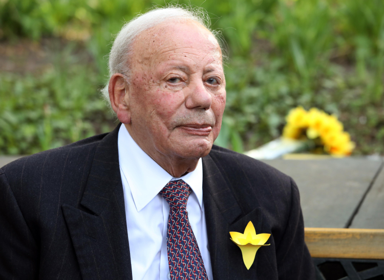 Zygmunt Rolat podczas odsłonięcia drzewa łez (żywego pomnika) wierzby płaczącej w ramach obchodów 75. rocznicy powstania w getcie warszawskim w 2018 r. Fot. PAP/Tomasz Gzell 