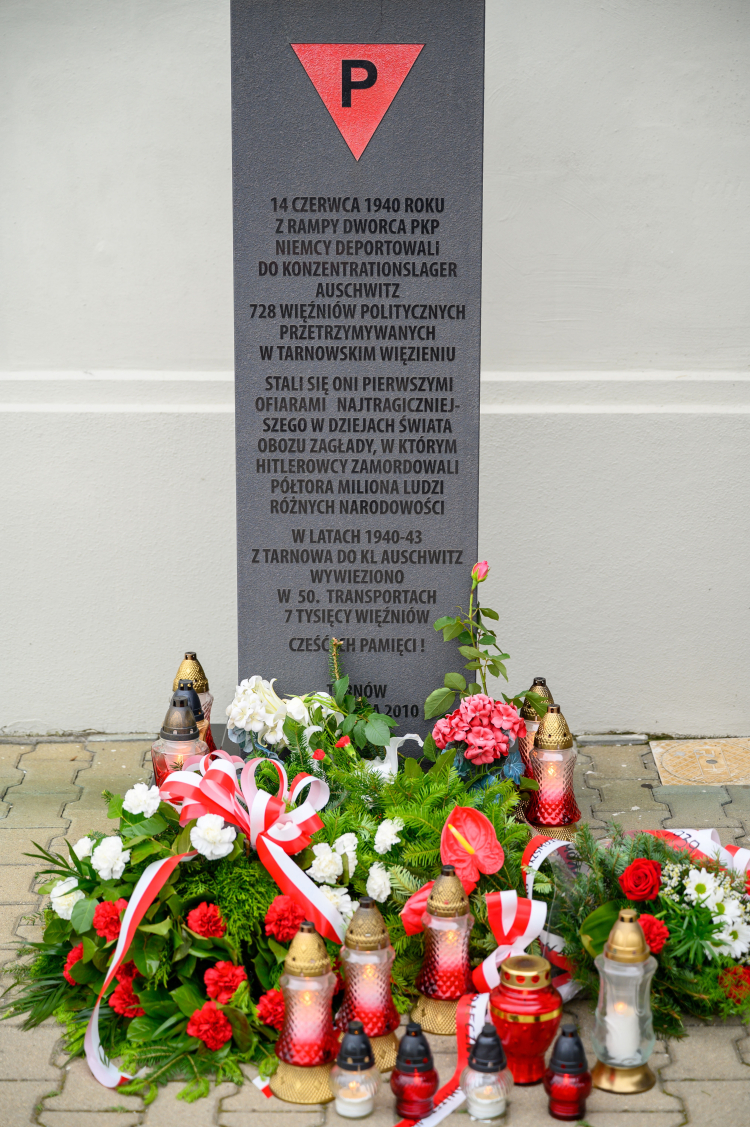Upamiętnienie na dworcu kolejowym w Tarnowie pierwszego transportu więżniów do niemieckiego obozu koncentracyjnego Auschwitz. Fot. PAP/Paweł Topolski