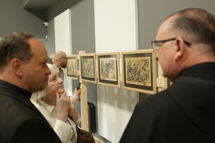 W programie uroczytości jest m.in. zwiedzanie wystawy "Klisze pamięci. Opus Magnum" Mariana Kołodzieja (byłego więżnia niemieckich obozów) w Centrum św. Maksymiliana w Harmężach. Fot. PAP/Art Service 2 