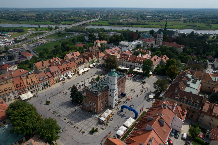 Ratusz (C) w Sandomierzu, 20 bm. W tle most drogowy przez rzekę Wisłę. Fot. PAP/ Rafał Guz