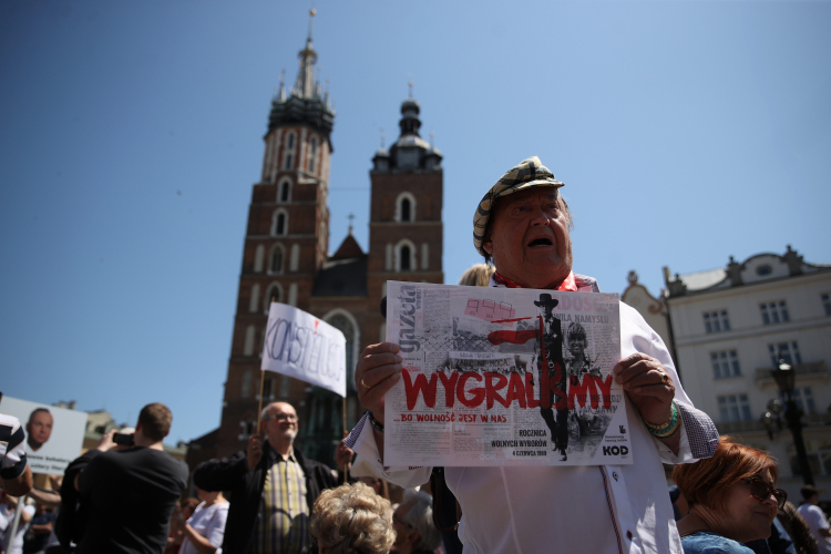 Uczestnicy Marszu Wolności w Krakowie - w rocznicę wyborów 4 czerwca 1989. Fot. PAP/Łukasz Gągulski