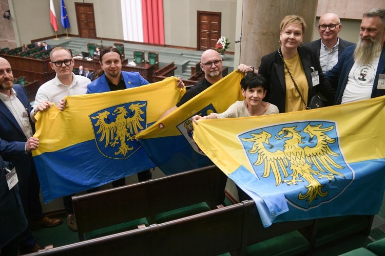 Europoseł Łukasz Kohut (3L) i przedstawiciele Górnego Śląska na galerii sejmowej w 2024 r. Fot. PAP/Marcin Obara