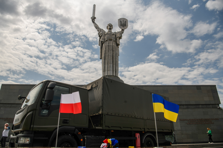 Kijów, Ukraina, 18.05.2024 r. Uroczystość przekazania przez ambasadora RP na Ukrainie do dyspozycji Narodowego Muzeum Historii Ukrainy w Czasach II wojny światowej samochodu Iveco w siedzibie Muzeum w Kijowie. Fot. PAP/Vladyslav Musiienko