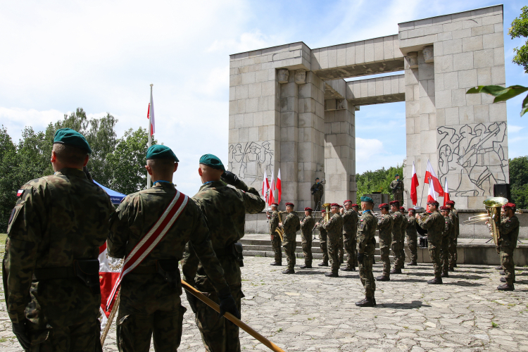 Obchody Narodowego Dnia Powstań Śląskich przed Pomnikiem Czynu Powstańczego na Górze Św. Anny. Fot. PAP/Krzysztof Świderski