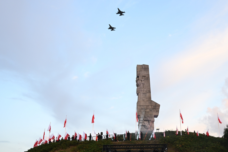Uroczyste obchody 85. rocznicy wybuchu II wojny światowej przed Pomnikiem Obrońców Wybrzeża na Westerplatte w Gdańsku. Fot. PAP/Marcin Gadomski
