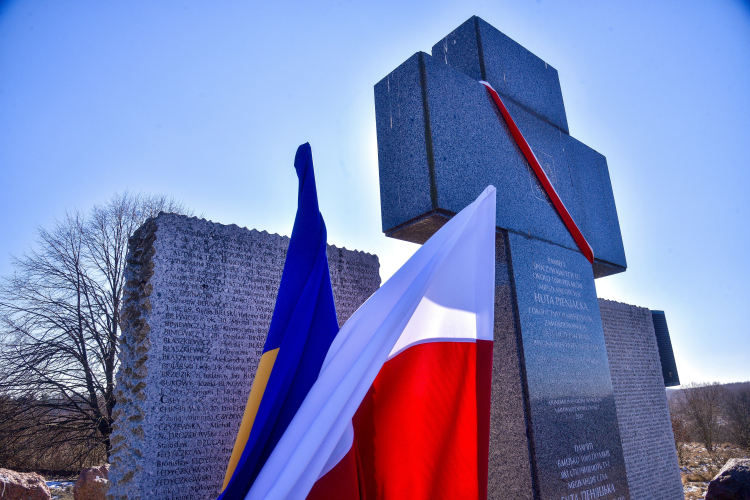 Pomnikiem pomordowanych w okolicach Żarkowa w obwodzie lwowskim. Fot. PAP/Vitaliy Hrabar