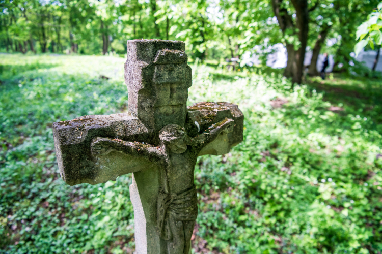 Miejsce pochówku polskich ofiar zbrodni wołyńskiej w Puźnikach w obwodzie tarnopolskim na zachodzie Ukrainy. Fot. PAP/Vladyslav Musiienko