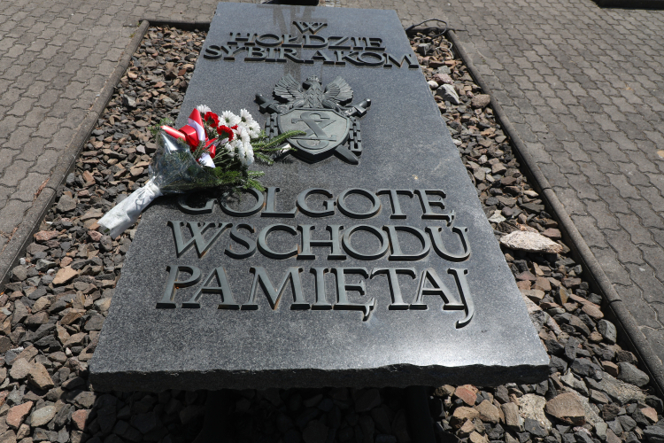 Białystok, 21.06.2025 r. Pomnik Grób Nieznanego Sybiraka w Białymstoku. Obchody 85. rocznicy czerwcowych deportacji na Wschód. Fot. PAP/Artur Reszko
