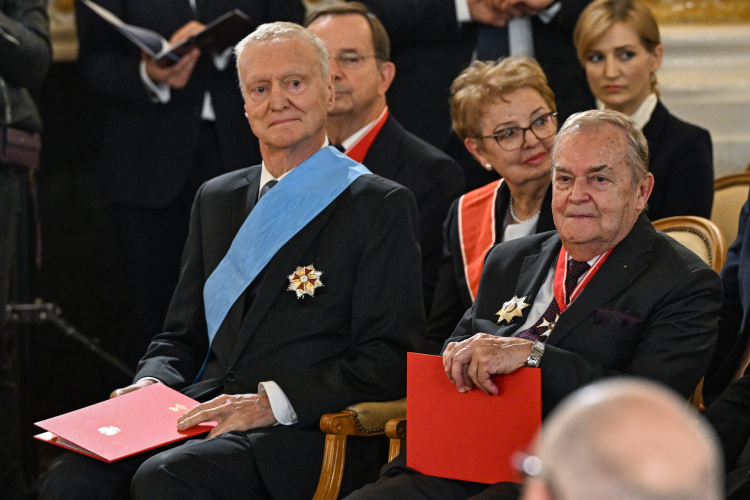 Prof. Michał Kleiber (z lewej), kanclerz kapituły Orderu Orła Białego podczas zaprzysiężenia prezydenta Katola Nawrockiego. Fot. PAP/Radek Pietruszka