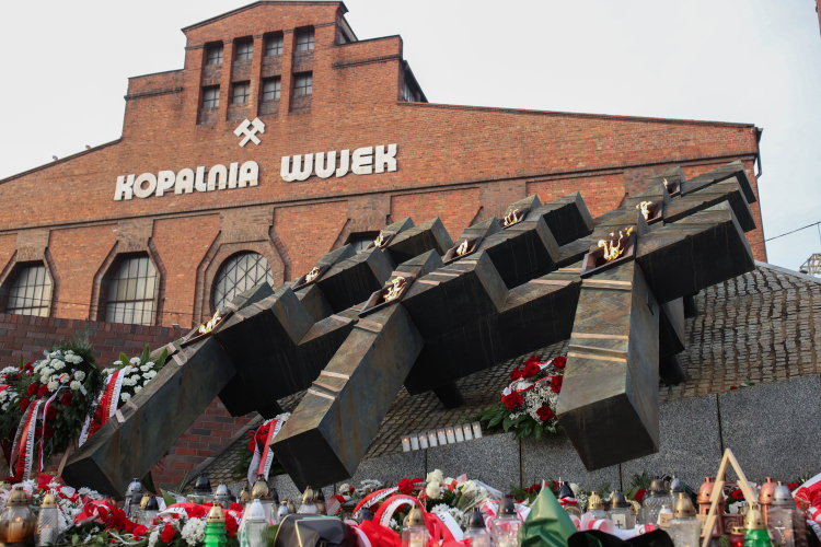 Pomnik poległych górników KWK „Wujek” w Katowicach. Fot. PAP/Jarek Praszkiewicz