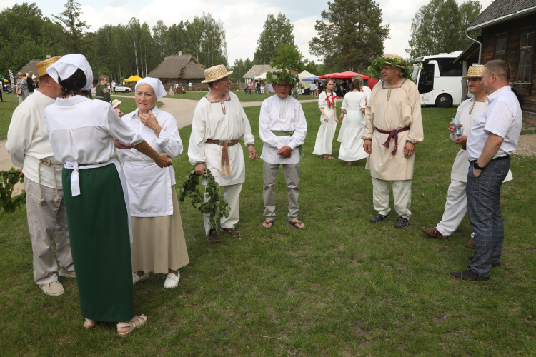 Targi Sztuki Ludowej w Skansenie w Podlaskim Muzeum Kultury Ludowej w Wasilkowie k. Białegostoku. Fot. PAP/Artur Reszko 