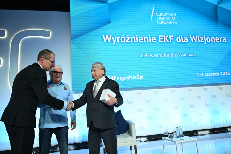 Senator KO Bogdan Borusewicz (P) oraz dziennikarz Andrzej Poczobut (L) odebrali z rąk byłego prezydenta RP Lecha Wałęsy (C) Nagrodę Rewolucjonista-Wizjoner podczas XVI Europejskiego Kongresu Finansowego organizowanego przez Centrum Myśli Strategicznych w Sopocie. PAP/Adam Warżawa