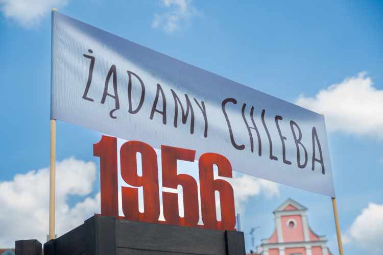 Poznań, 2.06.2026 r. Otwarcie wystawy „I te strzały nie były już dane w powietrze, ale do ludzi... Poznański Czerwiec 1956” na Placu Kolegiackim w Poznaniu. Fot. PAP/Jakub Kaczmarczyk
