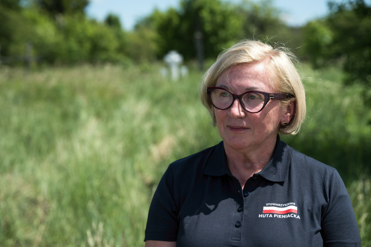 Prezes Stowarzyszenia Huta Pieniacka Małgorzata Gośniowska-Kola w miejscu prac poszukiwawczych w Hucie Pieniackiej. Fot. PAP/Vladyslav Musiienko