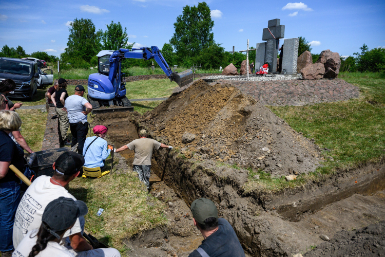 Prace poszukiwawcze w Hucie Pieniackiej w miejscach, gdzie mogą znajdować się masowe mogiły Polaków, zabitych w lutym 1944 roku. Prace prowadzi Instytut Pamięci Narodowej we współpracy z ukraińskimi partnerami. Fot.  PAP/Vladyslav Musiienko 