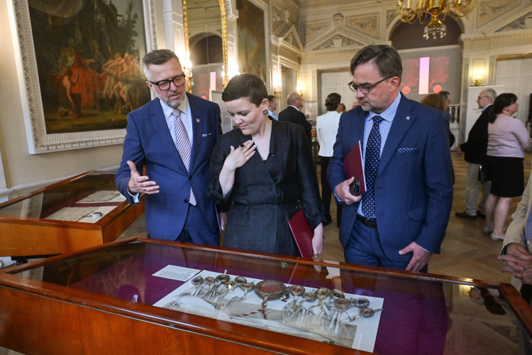 Minister kultury i dziedzictwa narodowego Marta Cienkowska (C), dyrektor Archiwum Głównego Akt Dawnych Robert Kostro (L) i naczelny dyrektor Archiwów Państwowych Paweł Pietrzyk (P) podczas otwarcia wystawy „Statut Łaskiego – zabytek i dzieło sztuki” w siedzibie AGAD w Warszawie. Fot. PAP/Piotr Nowak