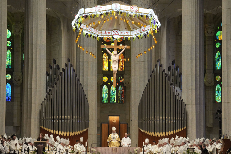 Papieska msza w bazylice Sagrada Familia, czyli Świątyni Pokutnej Świętej Rodziny w Barcelonie. Fot. PAP/EPA/Alejandro Garcia