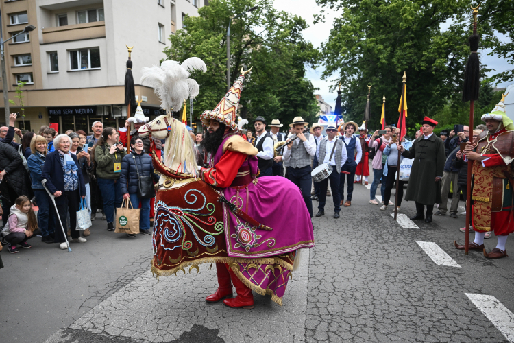 Coroczny pochód Lajkonika wyrusza sprzed siedziby Wodociągów Miasta Krakowa, a kończy się na Rynku Głównym, gdzie Lajkonik wykonuje taniec zwany urbem salutare – pokłon miastu. Fot. PAP/Art Service 