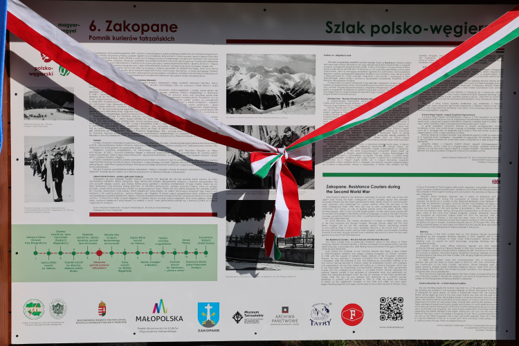 Tablica Szlaku Polsko-Węgierskiego w Zakopanem poświęcona kurierom tatrzańskim. Fot. PAP/Grzegorz Momot 