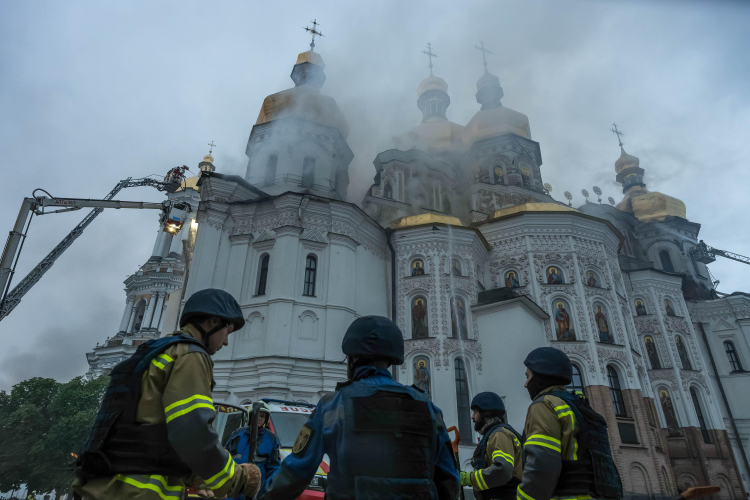 Historyczny klasztor Ławra Peczerska w Kijowie stanął w płomieniach w rezultacie ataku rosyjskich rakiet i dronów. Fot. PAP/Vladyslav Musiienko