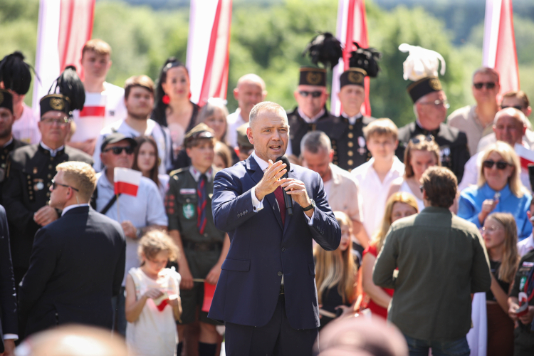 Prezydent Karol Nawrocki podczas uroczystości z okazji Narodowego Dnia Powstań Śląskich w miejscowości Grabówka. Fot. PAP/Jarek Praszkiewicz