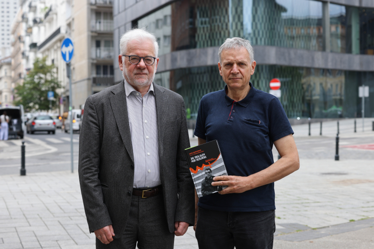 Prof. Jacek Czaputowicz oraz dziennikarz PAP Piotr Śmiłowicz przed siedzibą Polskiej Agencji Prasowej.  Fot.  PAP/Albert Zawada