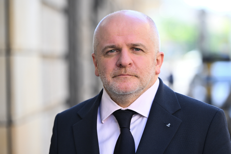 Paweł Kowal przed siedzibą Polskiej Agencji Prasowej. Fot. PAP/Radek Pietruszka