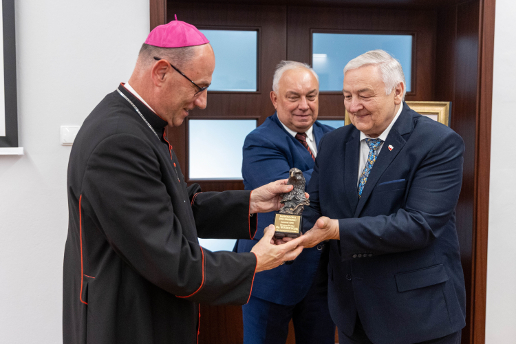 Prymas Wojciech Polak odbiera nagrodę Karskiego z rąk Jerzego Kozielewskiego, stryjecznego wnuka fundatora. Z tyłu sekretarz Towarzystwa Jana Karskiego Jacek Woźniak. Fot. PAP/Paweł Jaskółka 