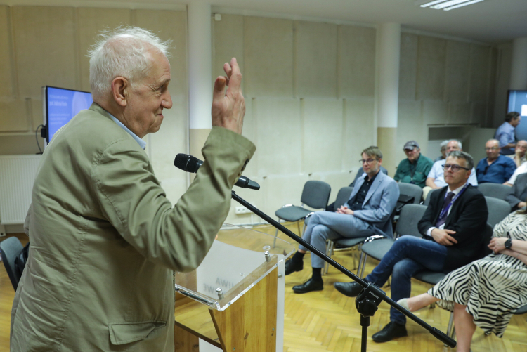 Prof. Andrzej Friszke podczas uroczystego przekazania jego archiwum do Archiwum Akt Nowych. Fot. PAP/Tomasz Gzell 
