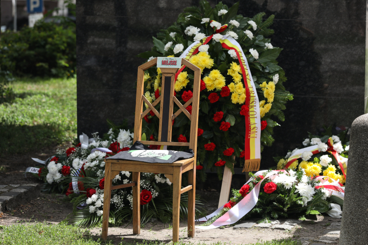 Podczas uroczystości przed Pomnikiem Wielkiej Synagogi w Białymstoku stanęło „krzesło pamięci”. Fot. PAP/Artur Reszko 