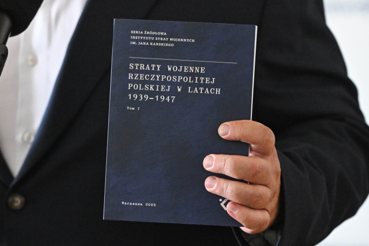 Prezentacja dwóch pierwszych tomów serii źródłowej „Straty wojenne Rzeczypospolitej Polskiej w latach 1939-1947”. Fot. PAP/Radek Pietruszka 