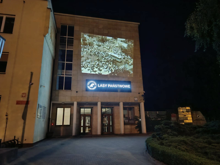 Iluminacja na frontonie dawnego Komitetu Wojewódzkiego PZPR w Radomiu. Fot. IPN - delagatura w Radomiu