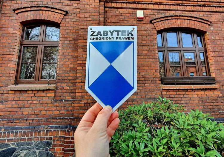 Znak "Zabytek chroniony prawem". Fot. domena publiczna