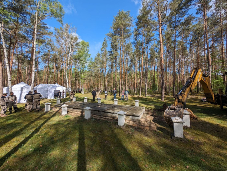 Ekshumacje szczątków ofiar masowych egzekucji przeprowadzonych przez funkcjonariuszy niemieckich w lutym 1940 roku w ,,Lasach Dąbrowickich”. Fot, IPN