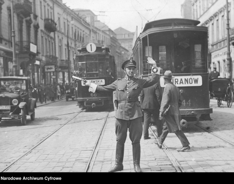 Funkcjonariusz Policji Państwowej podczas pełnienia służby w Warszawie, 1929 r./NAC