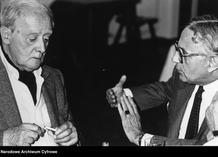 Jerzy Giedroyć (z lewej) i Marek Łatyński podczas rozmowy. Spotkanie z polską emigracją w Monachium, 1987 r. Fot. Narodowe Archiwum Cyfrowe