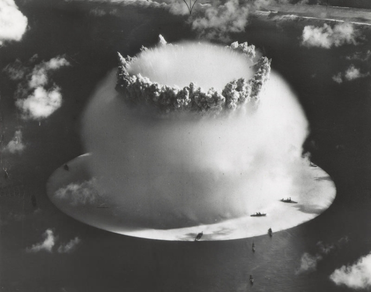 Test bomby atomowej oznaczony kryptonimem Baker przeprowadzono 25 lipca 1946 roku. Fot. U.S. Army Photographic Signal Corps, Public domain, via Wikimedia Commons