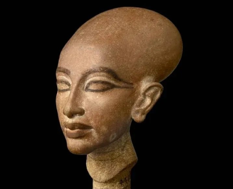 Głowa prawdopodobnie księżniczki Meritaten, najstarszej córki Echnatona. Wykopana przez Deutsche Orient-Gesellschaft w 1912 roku w pracowni głównego rzeźbiarza Totmesa w Tell el-Amarna./Źródło: Muzeum Egipskie