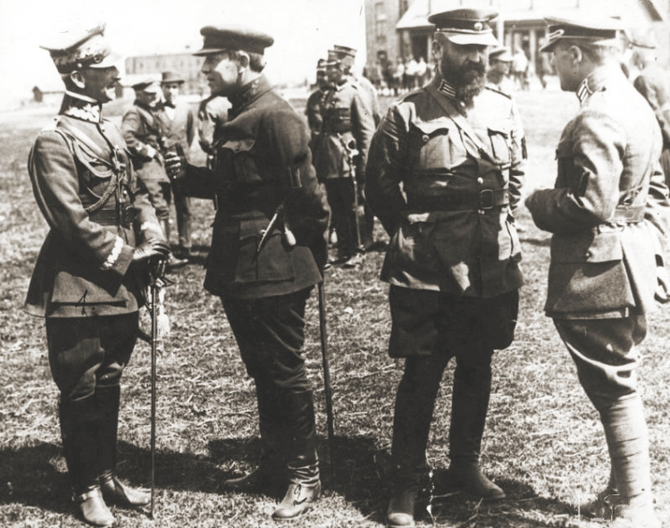 Symon Petlura w otoczeniu polskich i ukraińskich oficerów podczas wojny polsko-bolszewickiej. Fot. domena publiczna