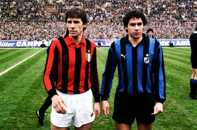 Franco Baresi (po lewej) i jego brat Giuseppe w derbach Mediolanu z sezonu 1979-1980. Fot. Wikimedia Commons/Matt Evans, Sibling Rivalry – The Baresi Brothers: The Great & The Good, su beyondthelastman.com, 11 novembre 2019