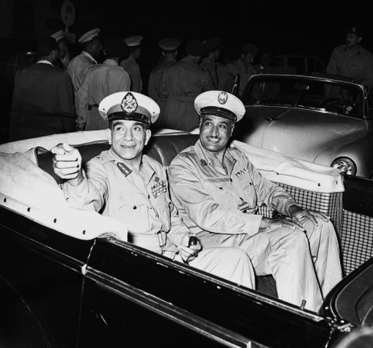 Gamal Abdela Naser (po prawej) i Muhammad Nadżib (po lewej) w 1952 r./Źródło: ar.wikipedia