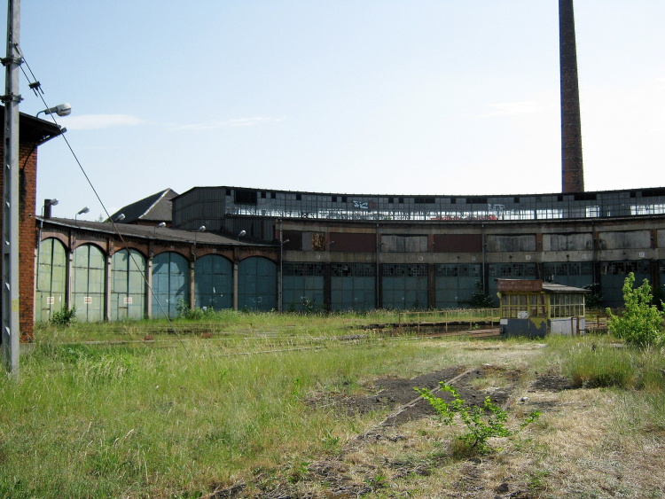 Parowozownia Gniezno. Bramy młodszej hali wachlarzowej. Fot. Lichen99, CC BY-SA 3.0 PL <https://creativecommons.org/licenses/by-sa/3.0/pl/deed.en>, via Wikimedia Commons