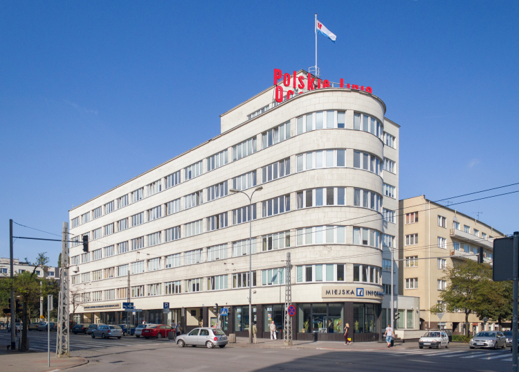 Modernistyczny budynek w centrum Gdyni. Fot. wikipedia