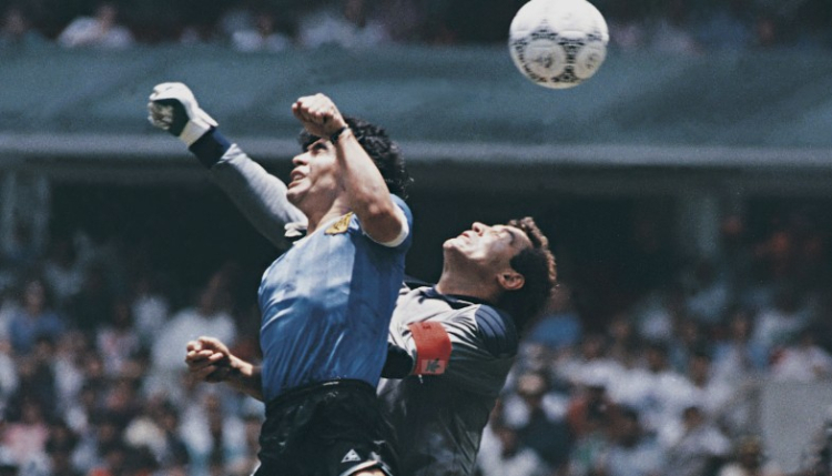 Diego Maradona w meczu ćwierćfinałowym mundialu w 1986 roku z Meksyku. Fot. wikipedia