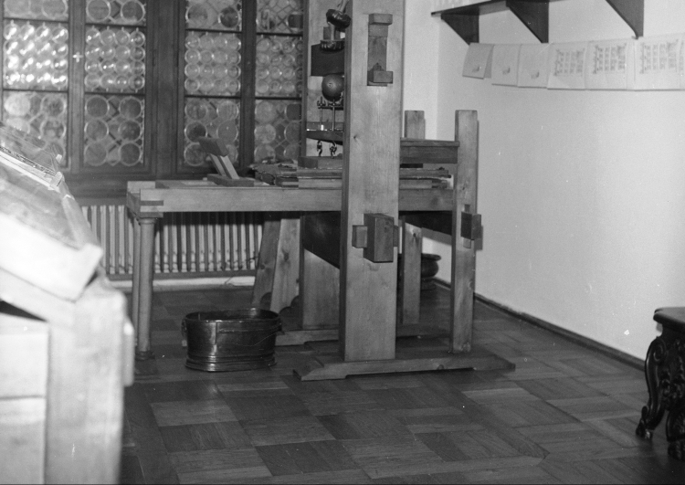 Muzeum Historyczne m. st. Warszawy, maszyna drukarska, 1975 r. /NAC