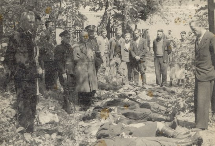 Na zdjęciu ofiary napadu na pociąg na trasie relacji Bełżec–Rawa Ruska dokonanego 16 czerwca 1944 roku w okolicy wsi Zatyle przez nacjonalistów ukraińskich. Autor: nieznany. Sygnatura: IPN Lu 81/1557 t. 1 (sygn. kopii cyfrowej IPNLU-2-21-1-27)/Źródło: https://zbrodniawolynska.pl/zw1/galeria-1/149,Galeria-zdjec.html