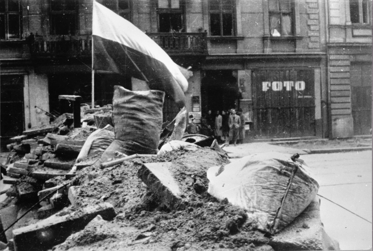 Warszawa, sierpień 1944 r. Jedna z setek powstańczych barykad, jakie wznieśli mieszkańcy podczas powstania warszawskiego. Fot. PAP/CAF reprod