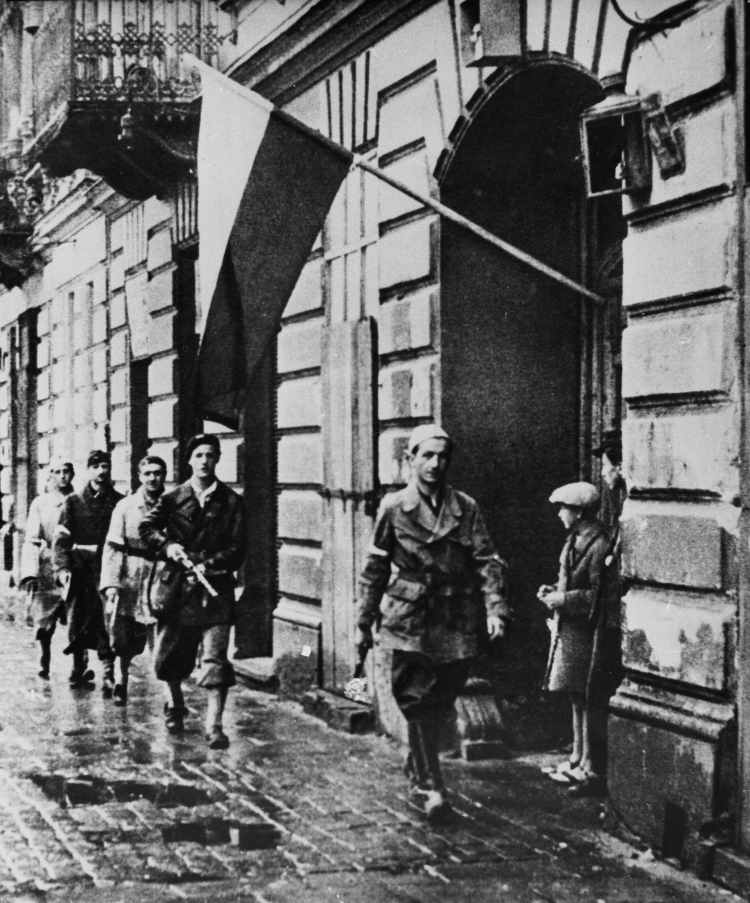 Patrol por. Stanisława Jankowskiego ps. Agaton z batalionu Pięść w pierwszym dniu powstania warszawskiego. Fot. Reprodukcja (PAP)